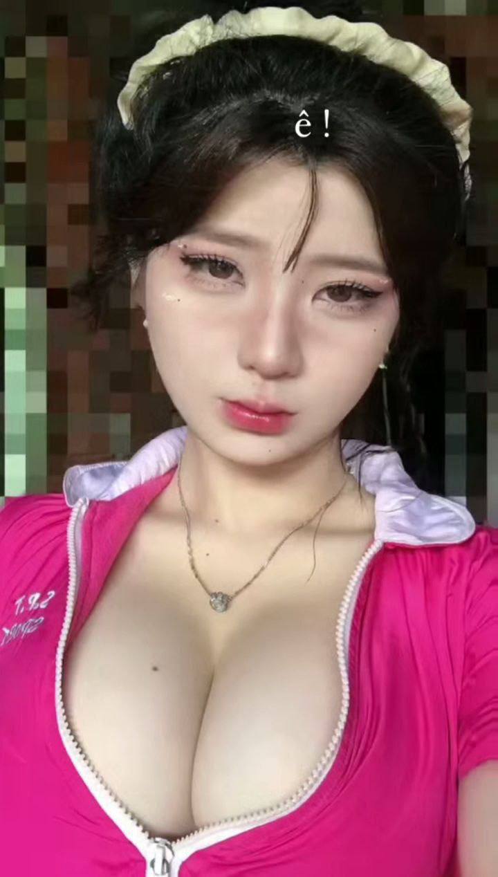 Mẹ đỡ đầu của tôi nói rằng bà ấy đã không ăn một con cặc nào trong nửa tháng rồi